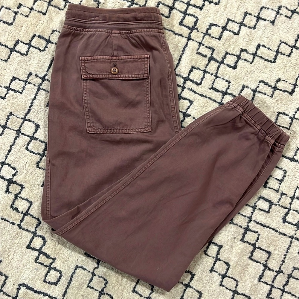 🔥NWT🔥 Gap women’s pull-on chino joggers. Size medium.